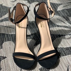NWOT Charlie Style Black heels